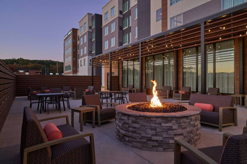Courtyard By Marriott Madison 6