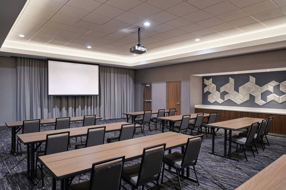 Courtyard By Marriott Madison 8