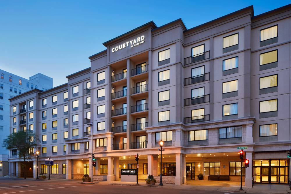 Courtyard By Marriott Milwaukee Downtown 5