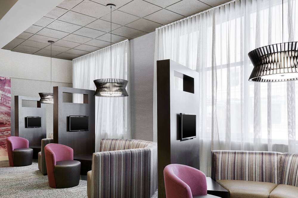 Courtyard By Marriott Milwaukee Downtown 6