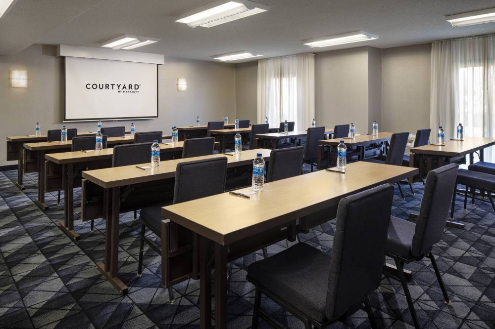 Courtyard By Marriott Palm Springs 10