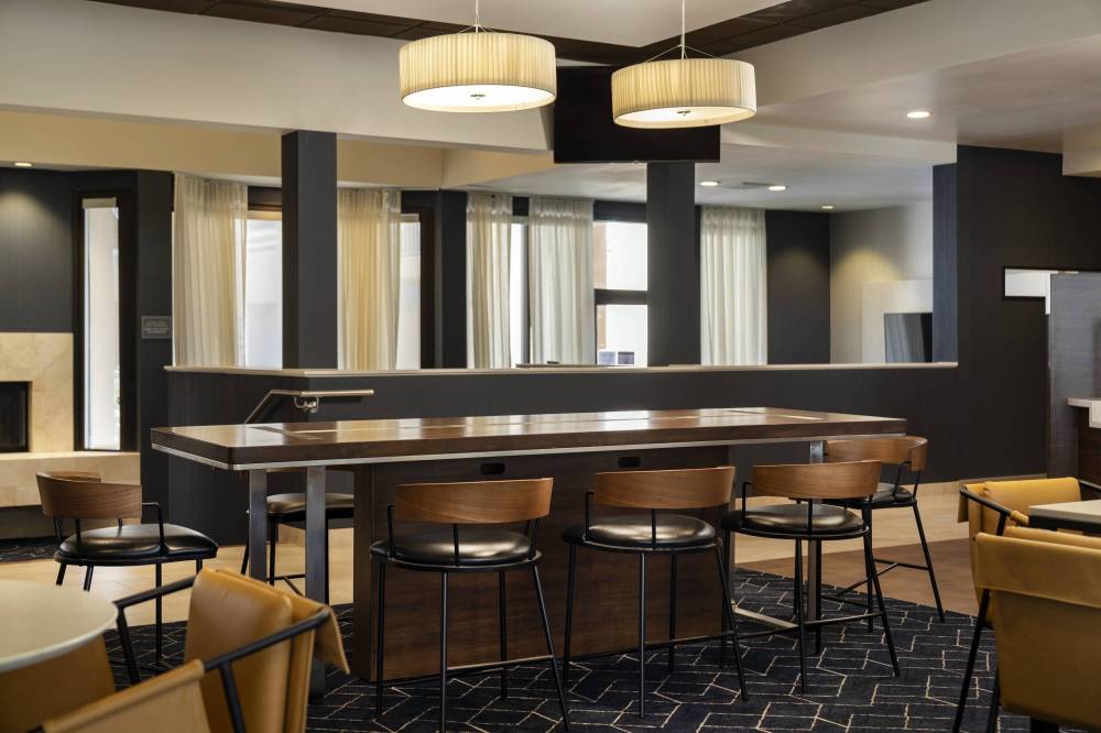 Courtyard By Marriott Palm Springs 8