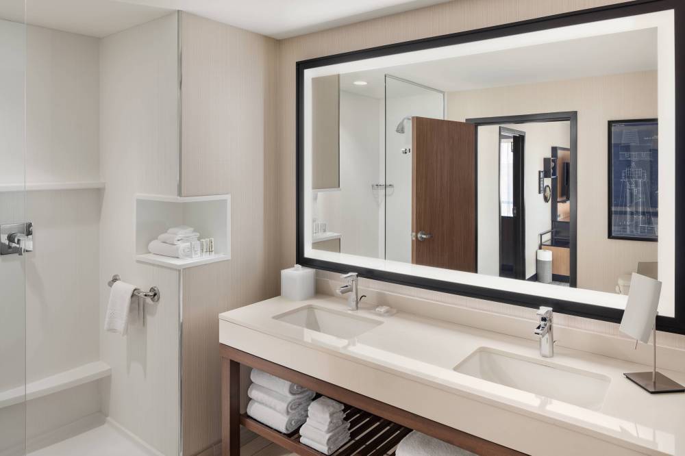 Courtyard By Marriott Portland Downtown Waterfront 4