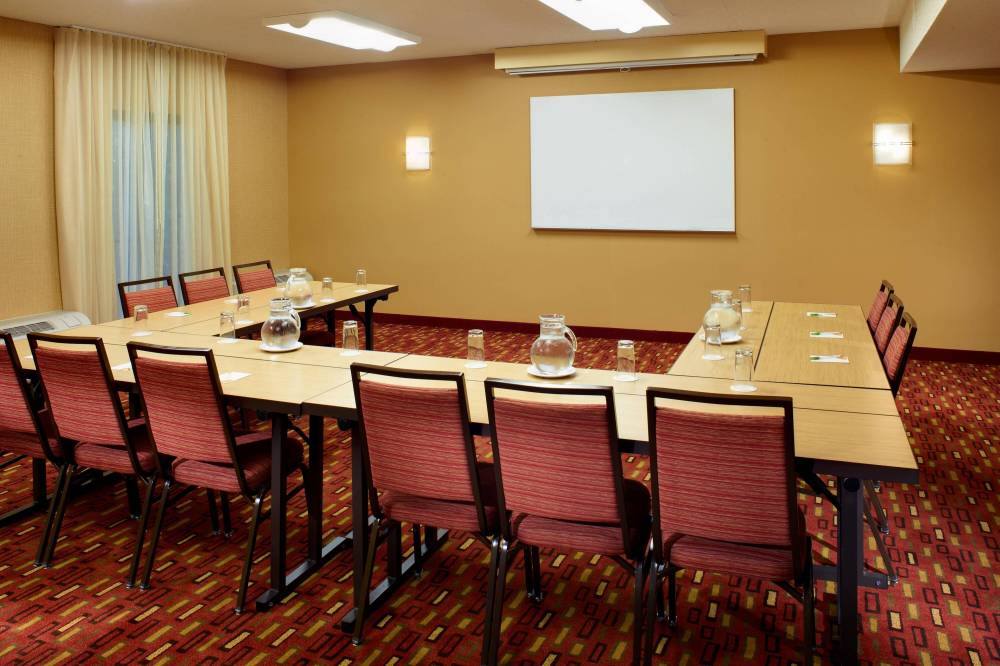 Courtyard By Marriott St Louis Creve Coeur 10