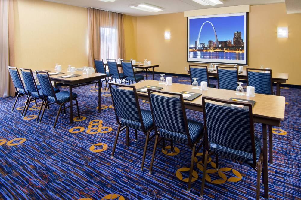 Courtyard By Marriott St Louis Westport Plaza 10