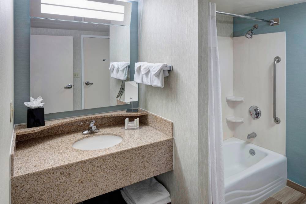 Oceanfront Suite Bathroom