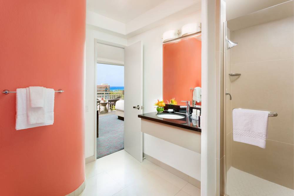 Courtyard By Marriott Waikiki Beach 2