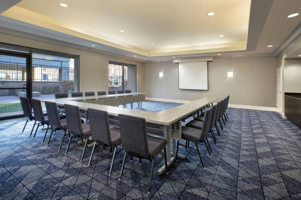 Courtyard By Marriott Worcester 10