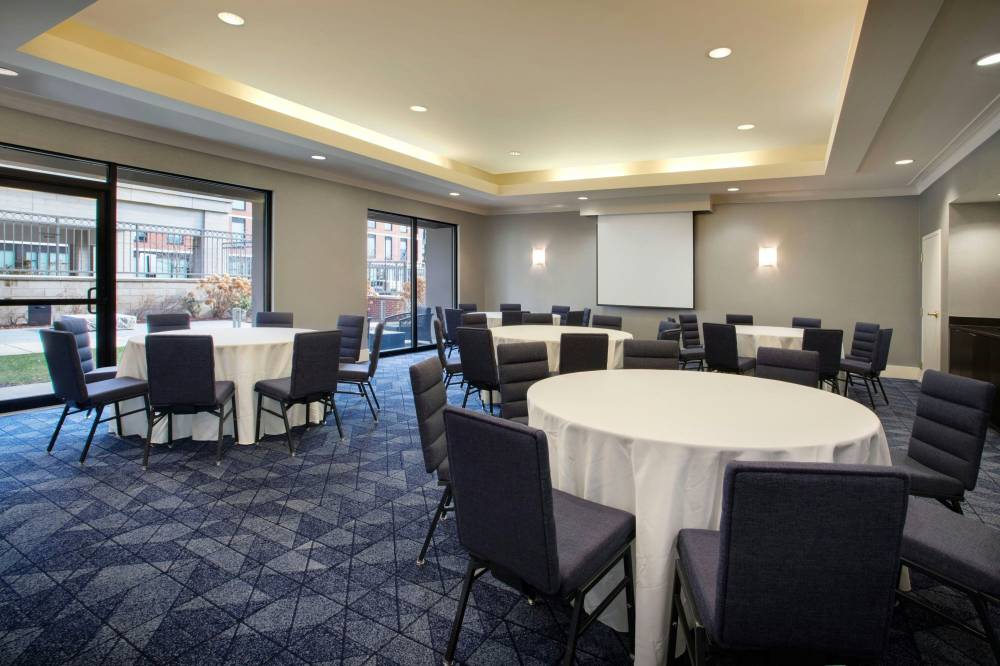 Courtyard By Marriott Worcester 9
