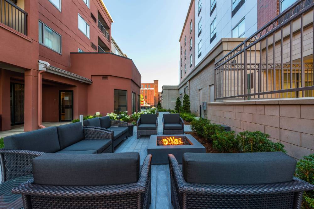 Courtyard By Marriott Worcester 8