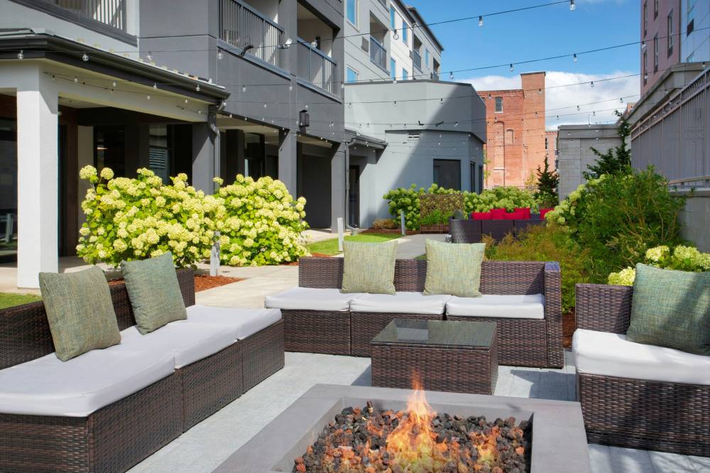 Courtyard By Marriott Worcester 2
