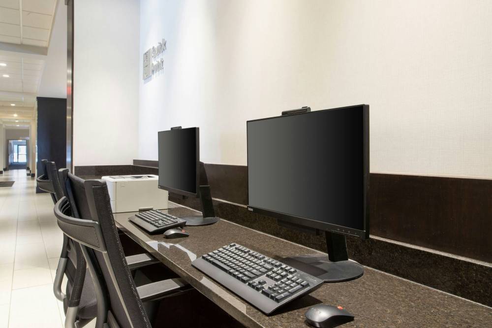 Courtyard By Marriott Worcester 5