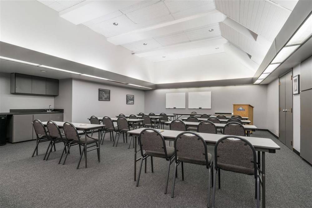 Days Hotel By Wyndham University Ave Se 3