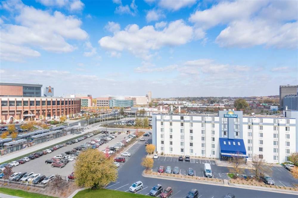 Days Hotel By Wyndham University Ave Se 2