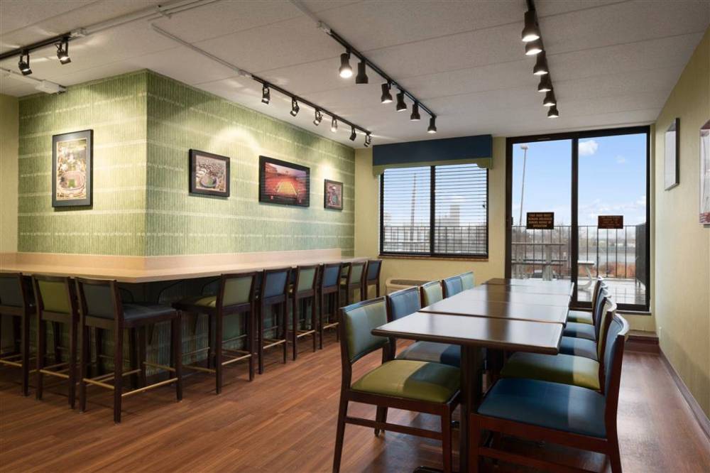 Days Hotel By Wyndham University Ave Se 6
