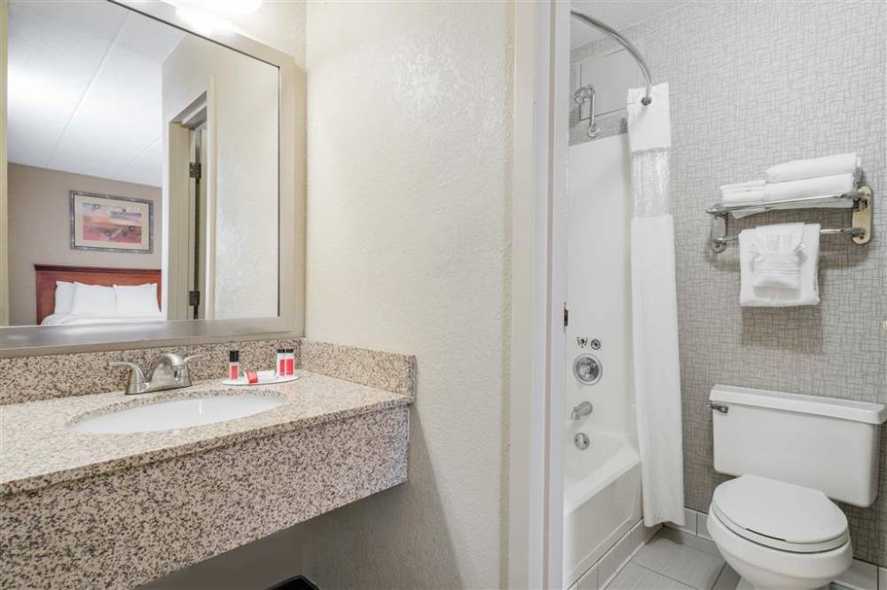 Days Hotel By Wyndham University Ave Se 4