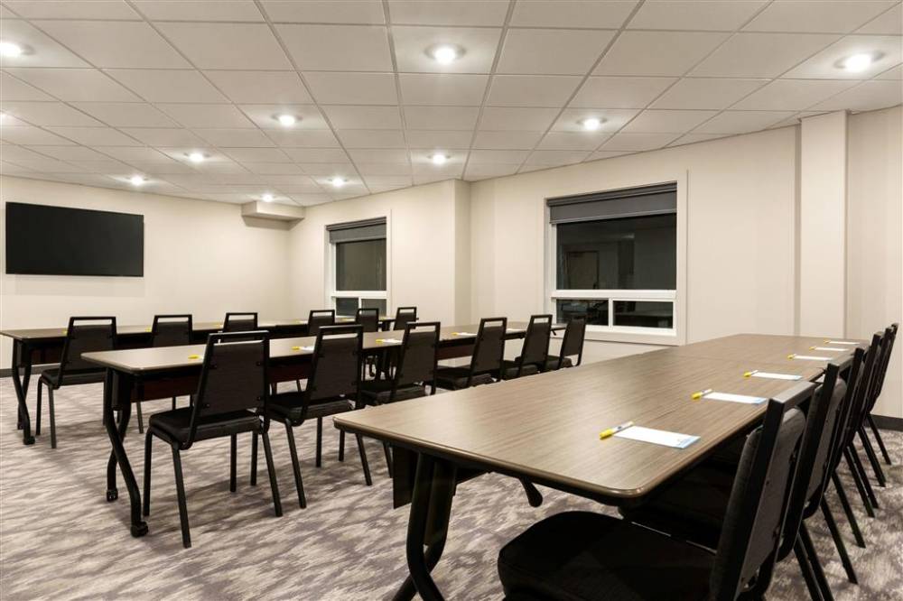 Days Inn By Wyndham Calgary North Balzac 2