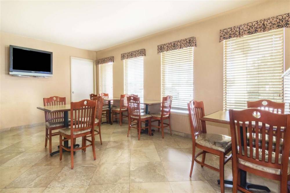 Days Inn By Wyndham Morgan\'s Wonderland / Ih-35 N 3