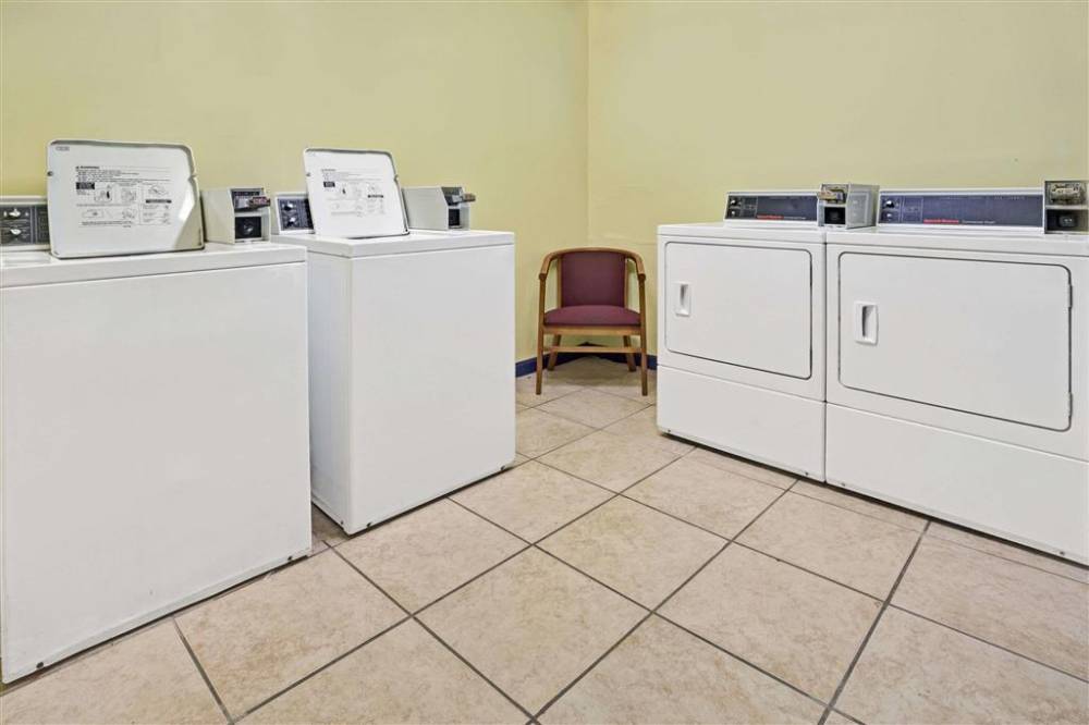 Days Inn By Wyndham Norfolk Military Circle 4