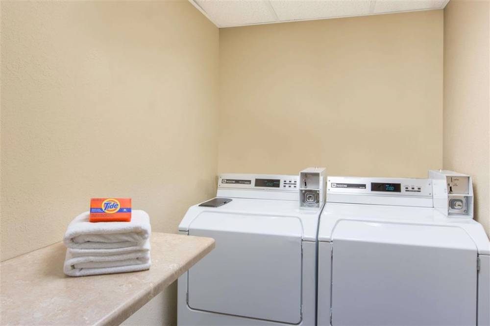 Days Inn By Wyndham Sioux Falls Empire 6