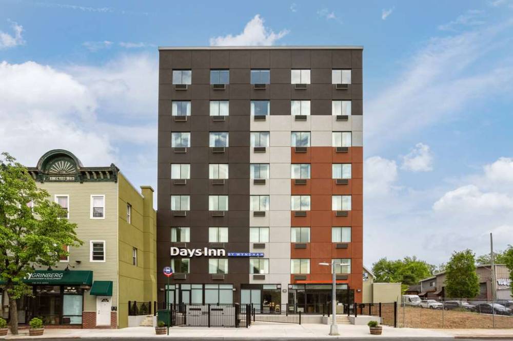 Days Inn By Wyndham Staten Island 2