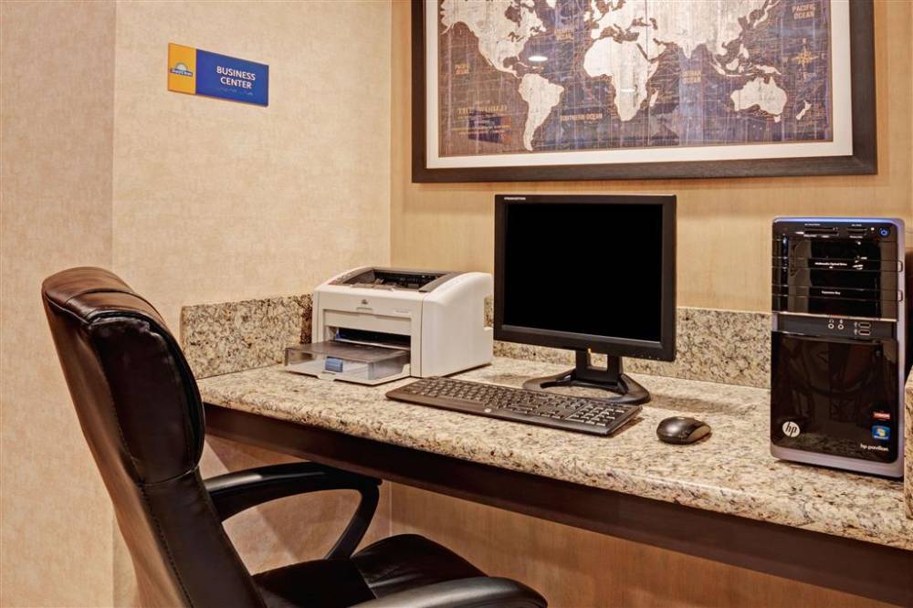 Days Inn By Wyndham Woodland 8