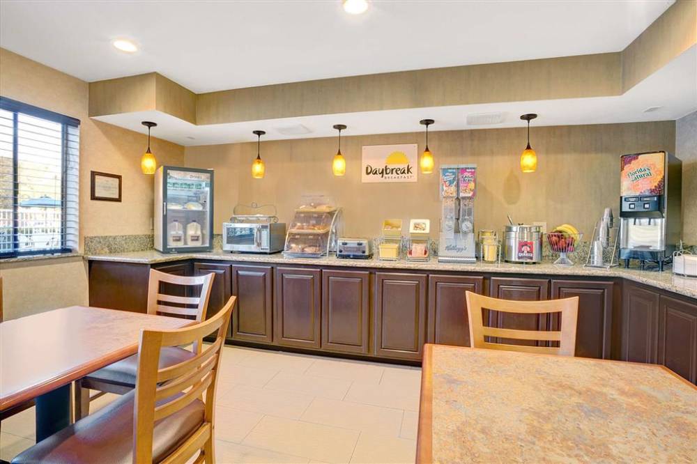 Days Inn By Wyndham Woodland 6