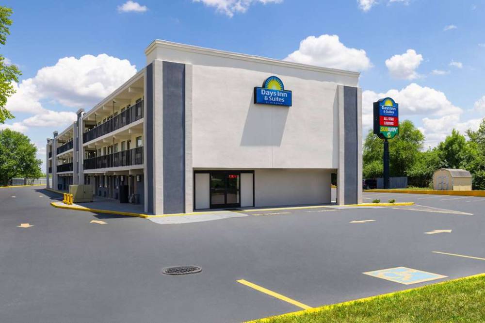 Days Inn & Suites By Wyndham Indianapolis Airport East 2