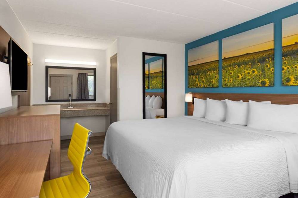 Days Inn & Suites By Wyndham Indianapolis Airport East 7