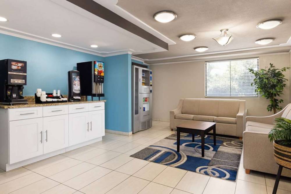 Days Inn & Suites By Wyndham Indianapolis Airport East 3