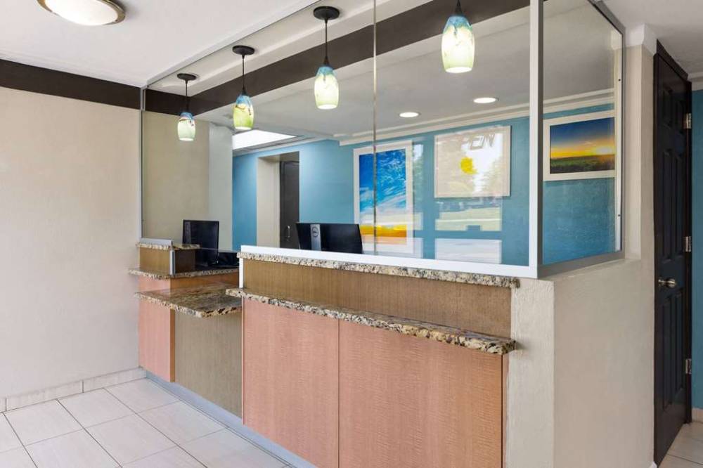 Days Inn & Suites By Wyndham Indianapolis Airport East 4