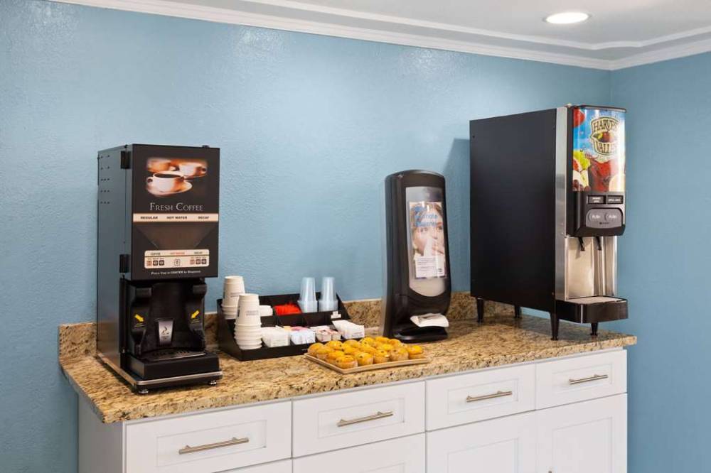 Days Inn & Suites By Wyndham Indianapolis Airport East 6