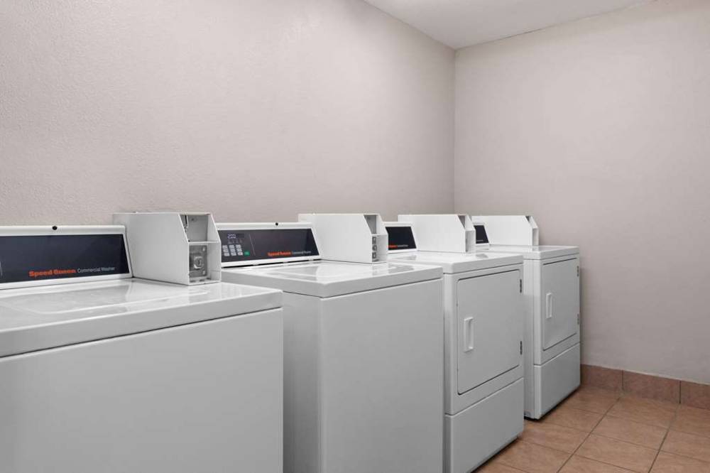 Days Inn & Suites By Wyndham Indianapolis Airport East 5