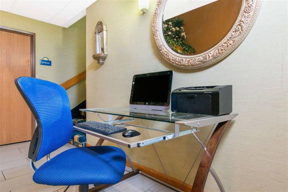 Days Inn & Suites By Wyndham Wichita 3