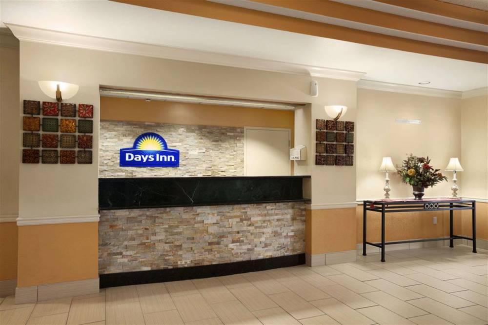 Days Inn Suites Cedar Rapids 4