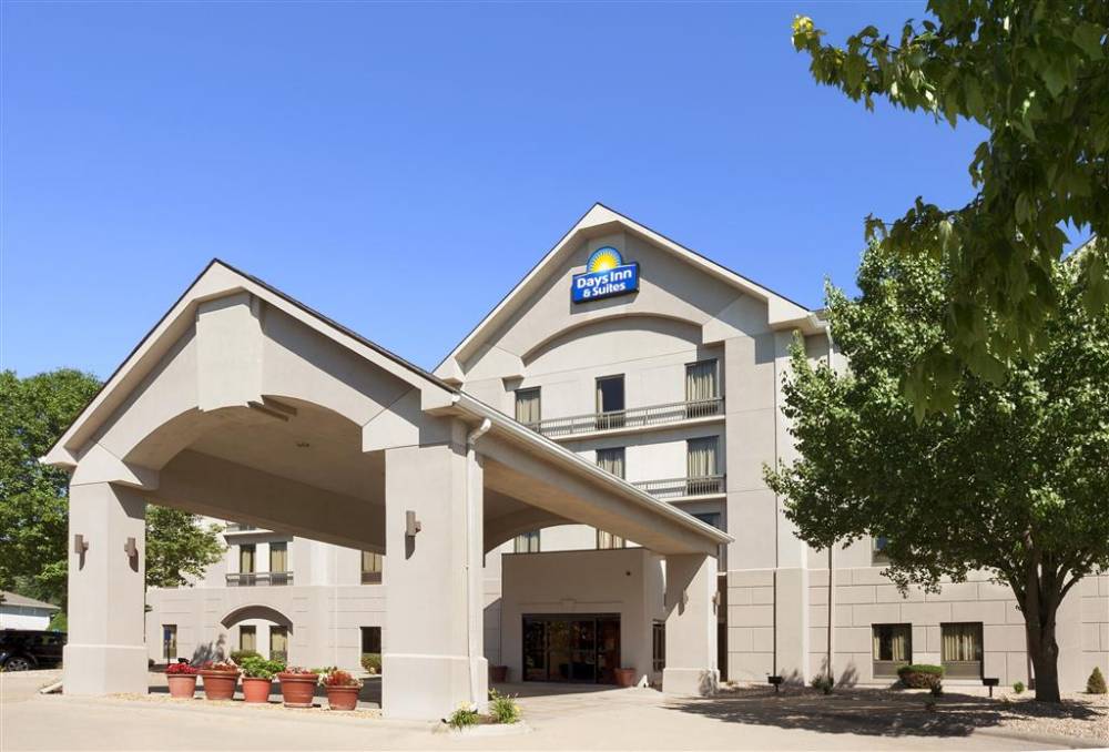 Days Inn Suites Cedar Rapids 2