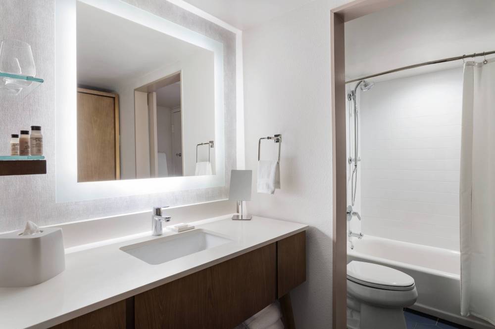 Delta Hotels By Marriott Virginia Beach Bayfront Suites 2