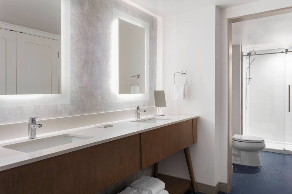 Delta Hotels By Marriott Virginia Beach Bayfront Suites 4
