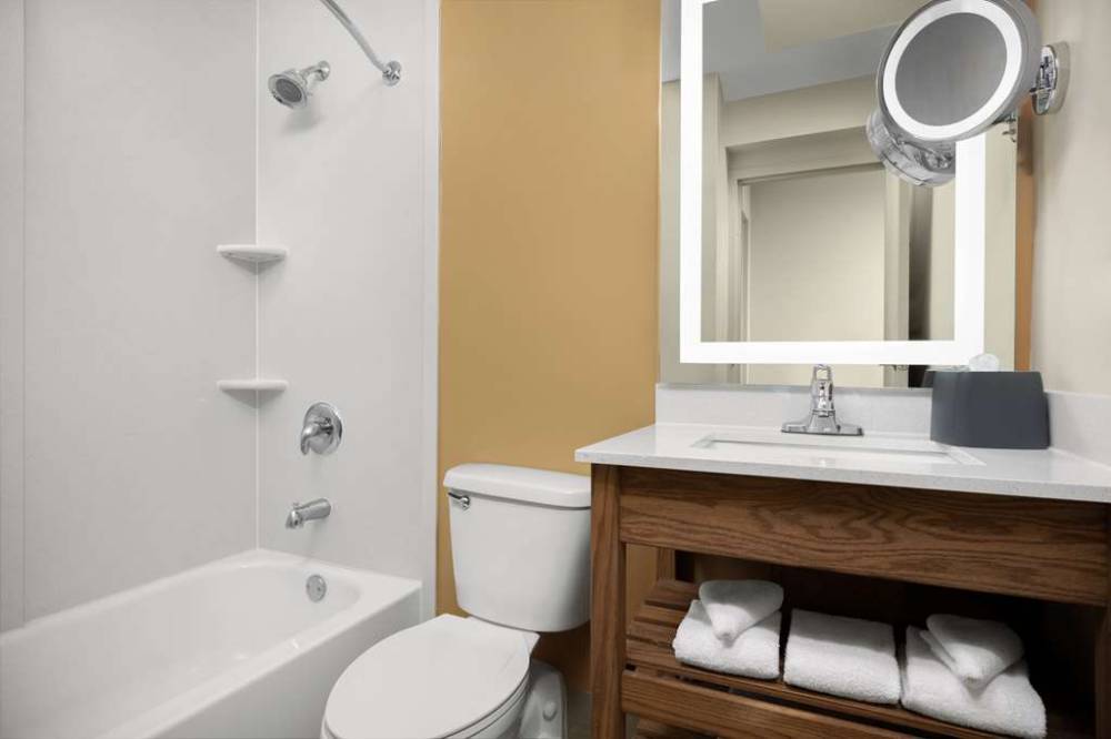 Doubletree By Hilton Greensboro Airport 8