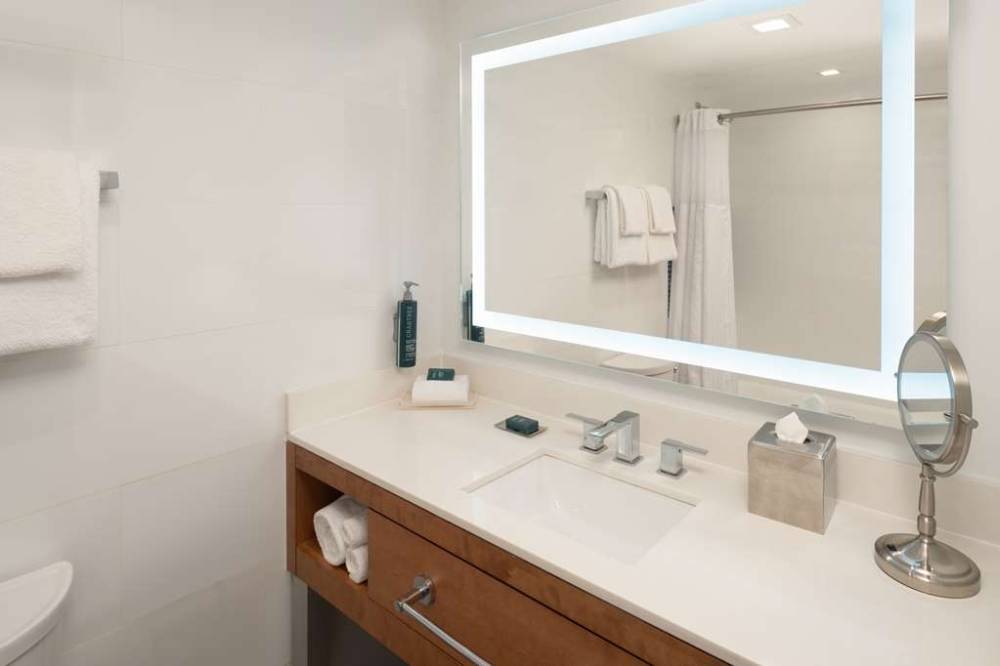 Doubletree By Hilton Miami North I-95 7