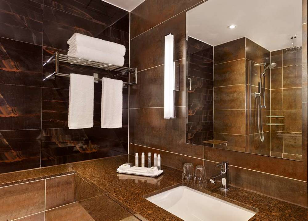 Doubletree By Hilton Woking 8