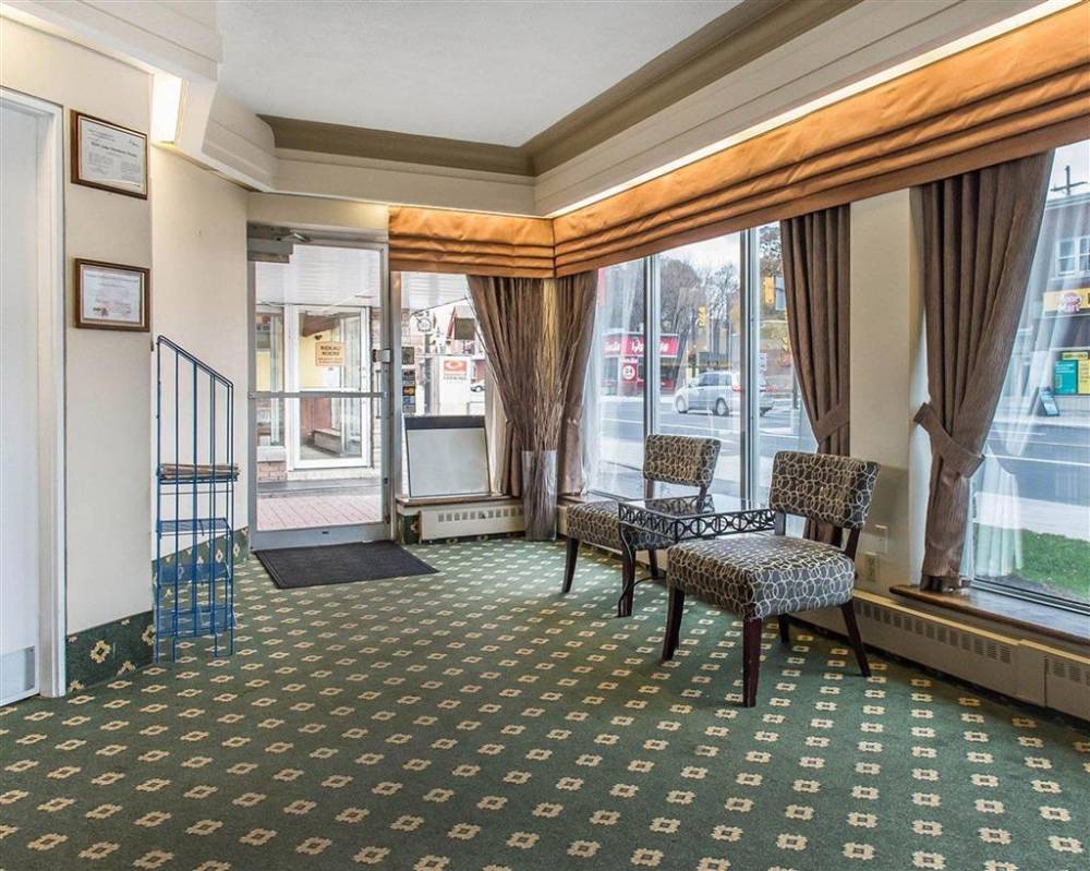 Econo Lodge Downtown 5