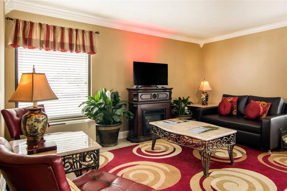 Econo Lodge 3