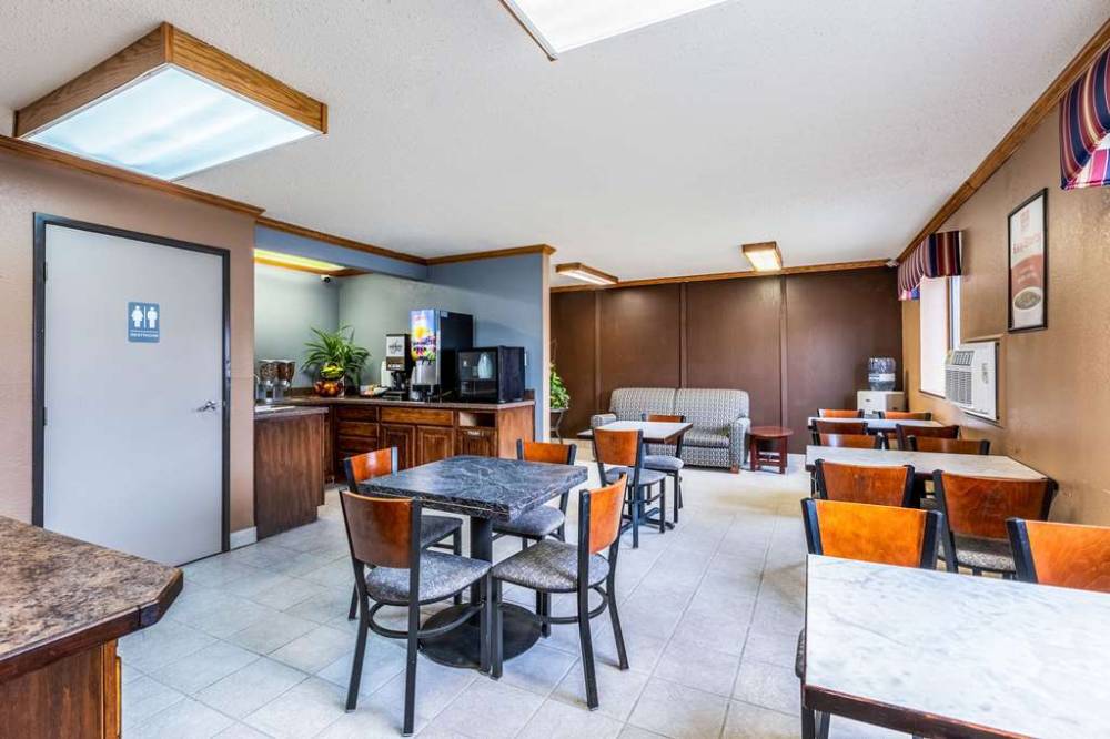 Econo Lodge Inn And Suites Auburn 7