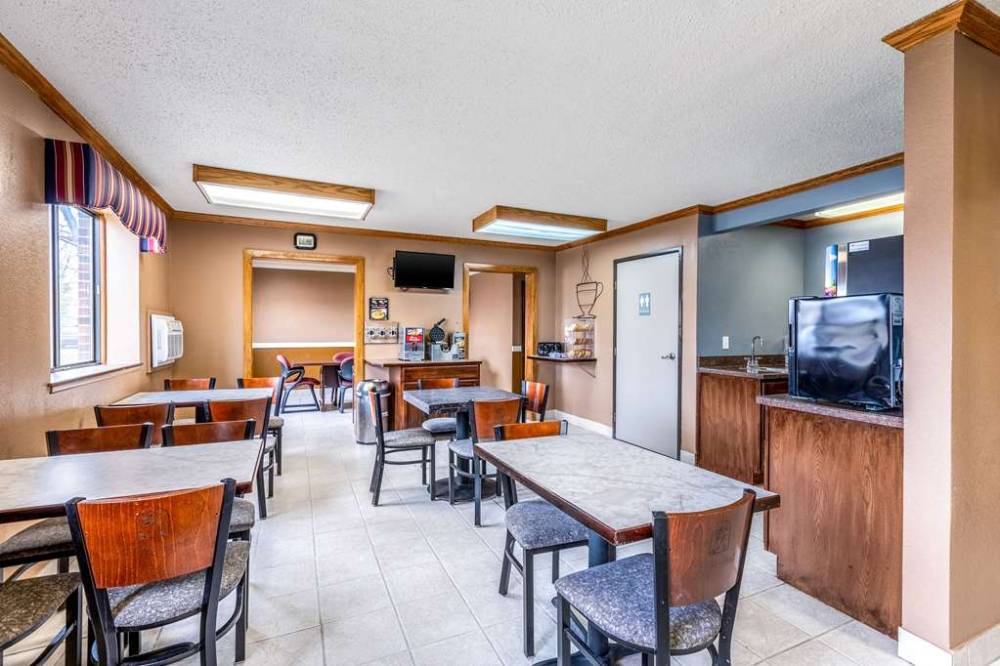 Econo Lodge Inn And Suites Auburn 5