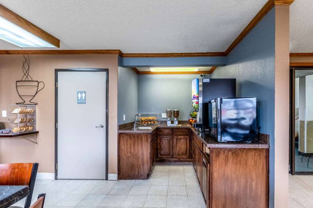 Econo Lodge Inn And Suites Auburn 6