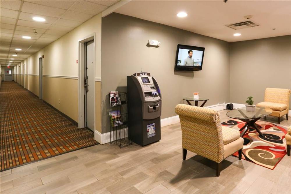 Econo Lodge Inn And Suites 2
