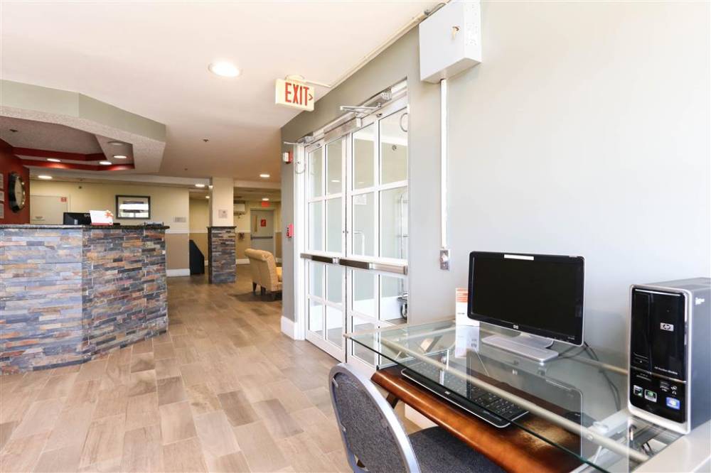 Econo Lodge Inn And Suites 3