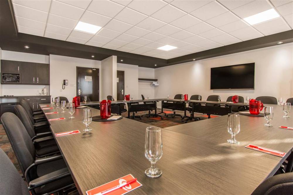 Econo Lodge Inn And Suites St. Apollinai 3
