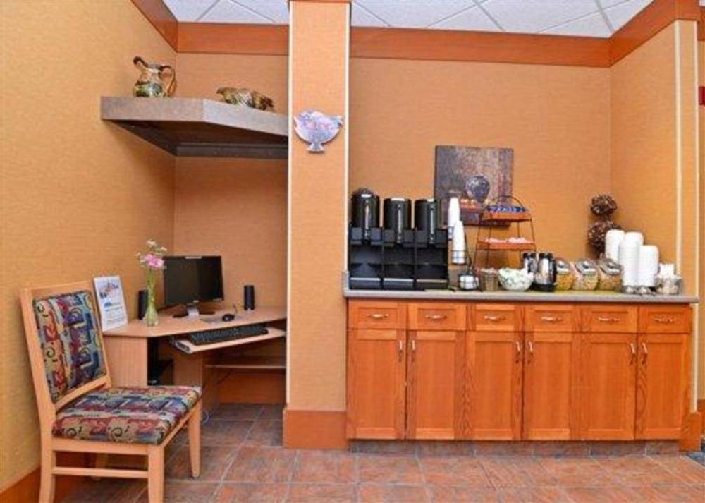 Econo Lodge Inn And Suites University 5